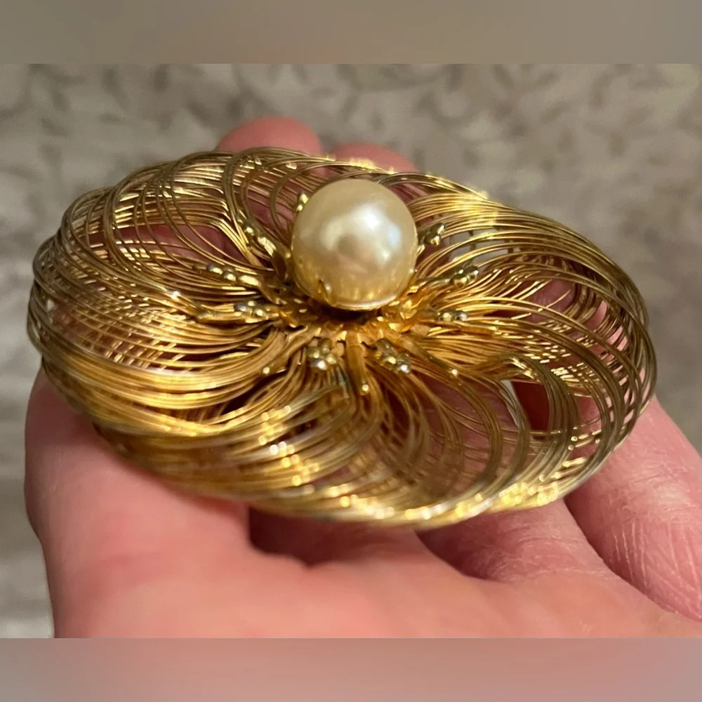 Vintage Lg Gold-tone Wire Circular Brooch/ Pin  Faux Pearl. 2.5”